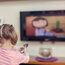 Ein Kind schaut Fernsehen