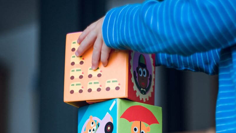 Kinderhände stapeln Bauklötze