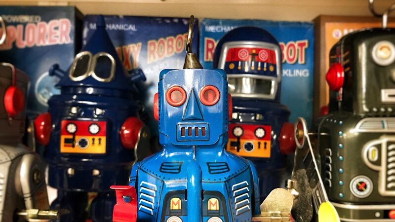 Spielzeugroboter im Regal