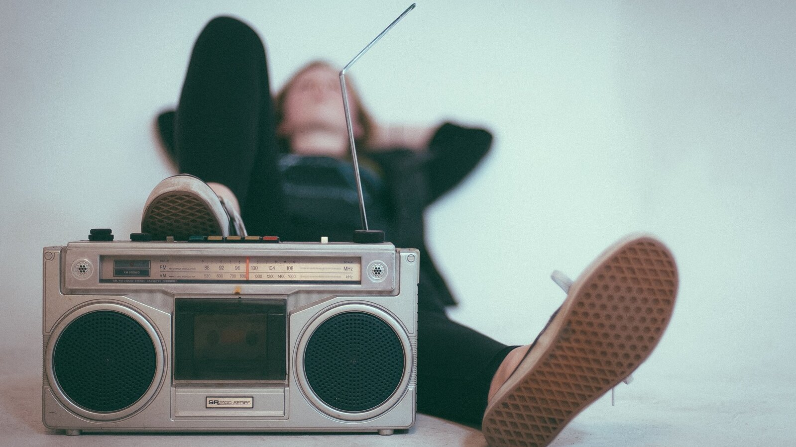 Junge hat einen Fuß auf Radio 