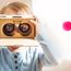 Ein Kind trägt ein VR-Brillengestell aus Pappe