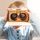 Ein Kind trägt ein VR-Brillengestell aus Pappe