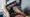 Ein Kind scrollt auf einem Tablet auf einer Streamingplattform. 