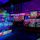 Eine Spielhalle im Dunkeln mit bunt leuchtenden Spielautomaten