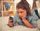 Ein Maedchen schaut gelangweilt auf ein Smartphone