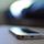 weißes Smartphone liegt auf dem Tisch mit verschwommenem Hintergrund