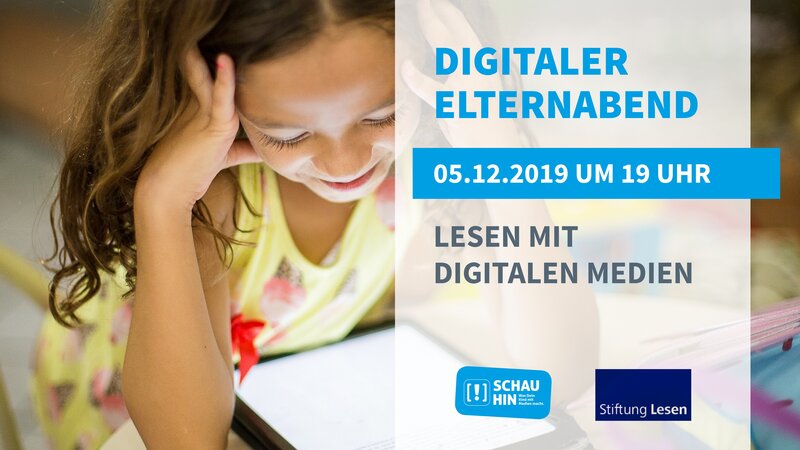 Ein Mädchen schaut lächelnd auf ein Tablet, daneben Informationen zum digitalen Elternabend.
