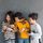 Drei Kinder schauen auf ihre Smartphones