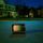 Alter Fernseher steht nachts auf leerer Straße im Wohnviertel