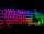 eine in pink, lila, blau und grün leuchtende Gaming-Tastatur in der Dunkelheit