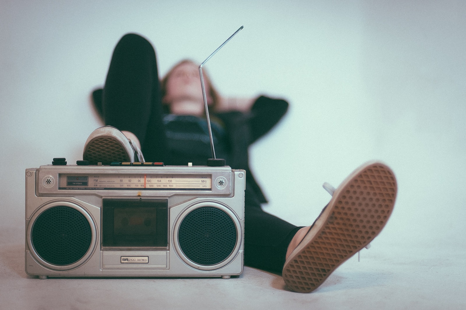 Junge hat einen Fuß auf Radio 