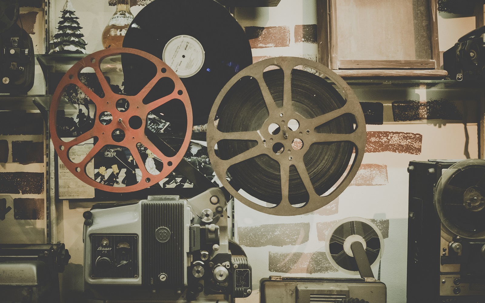 Alte Filmrollen und Platten hängen an einer Wand