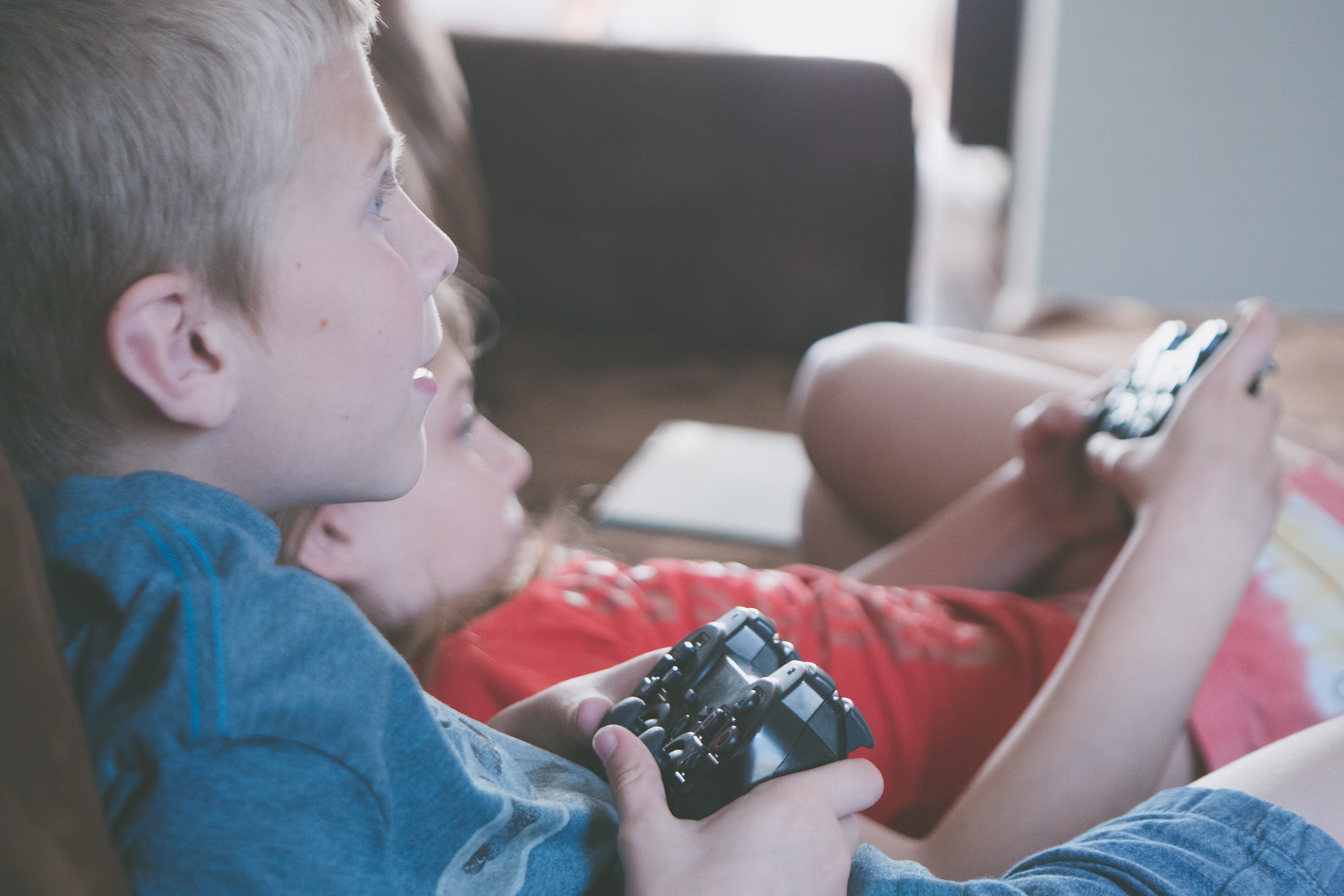 Kinder mit Controllern