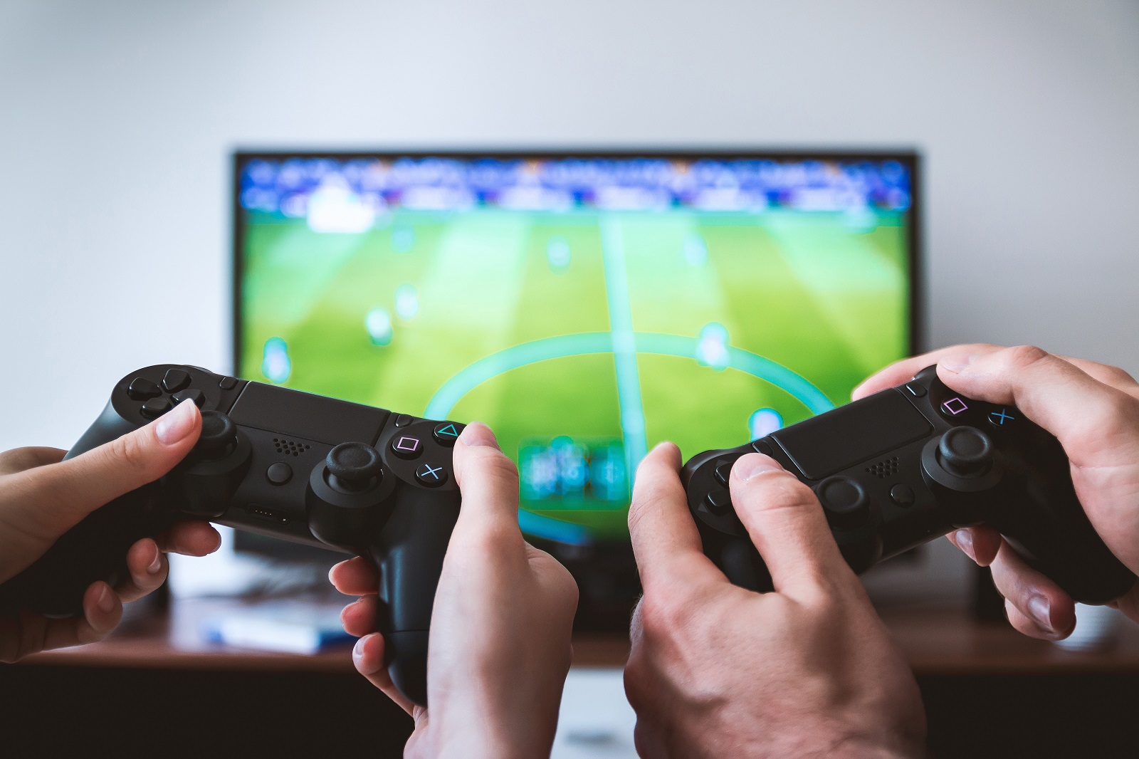 Haende halten Playstation Controller