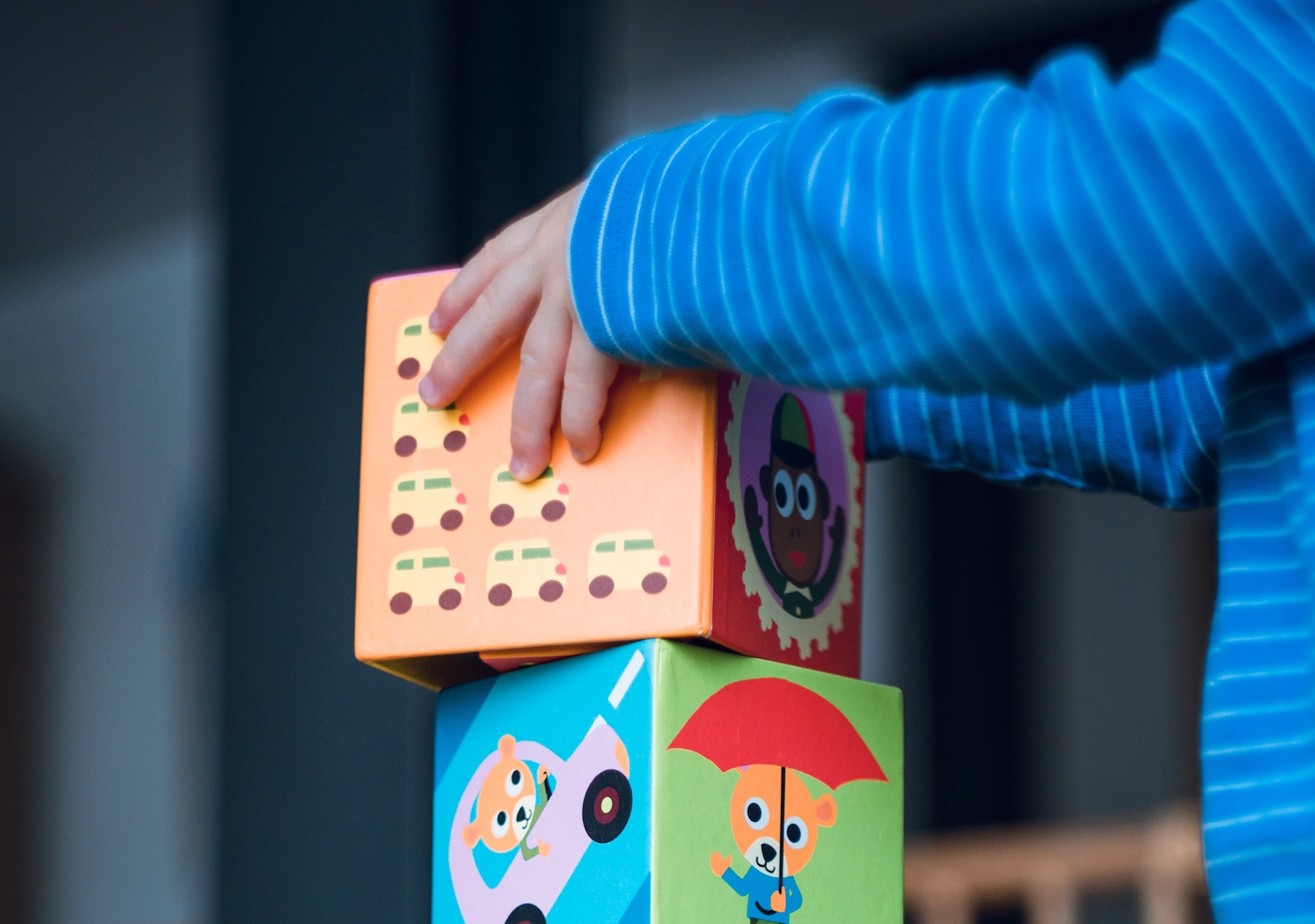 Kinderhände stapeln Bauklötze