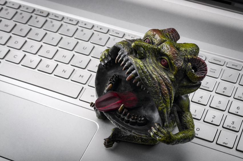 Ein Troll sitzt auf einem Laptop