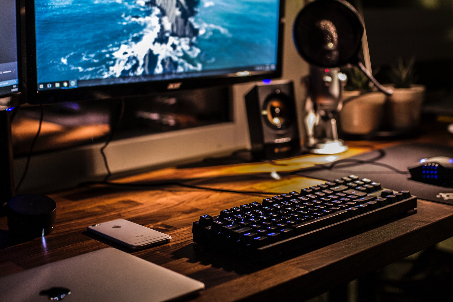 Eine Gamingtastatur auf einem Schreibtisch mit Bildschirm