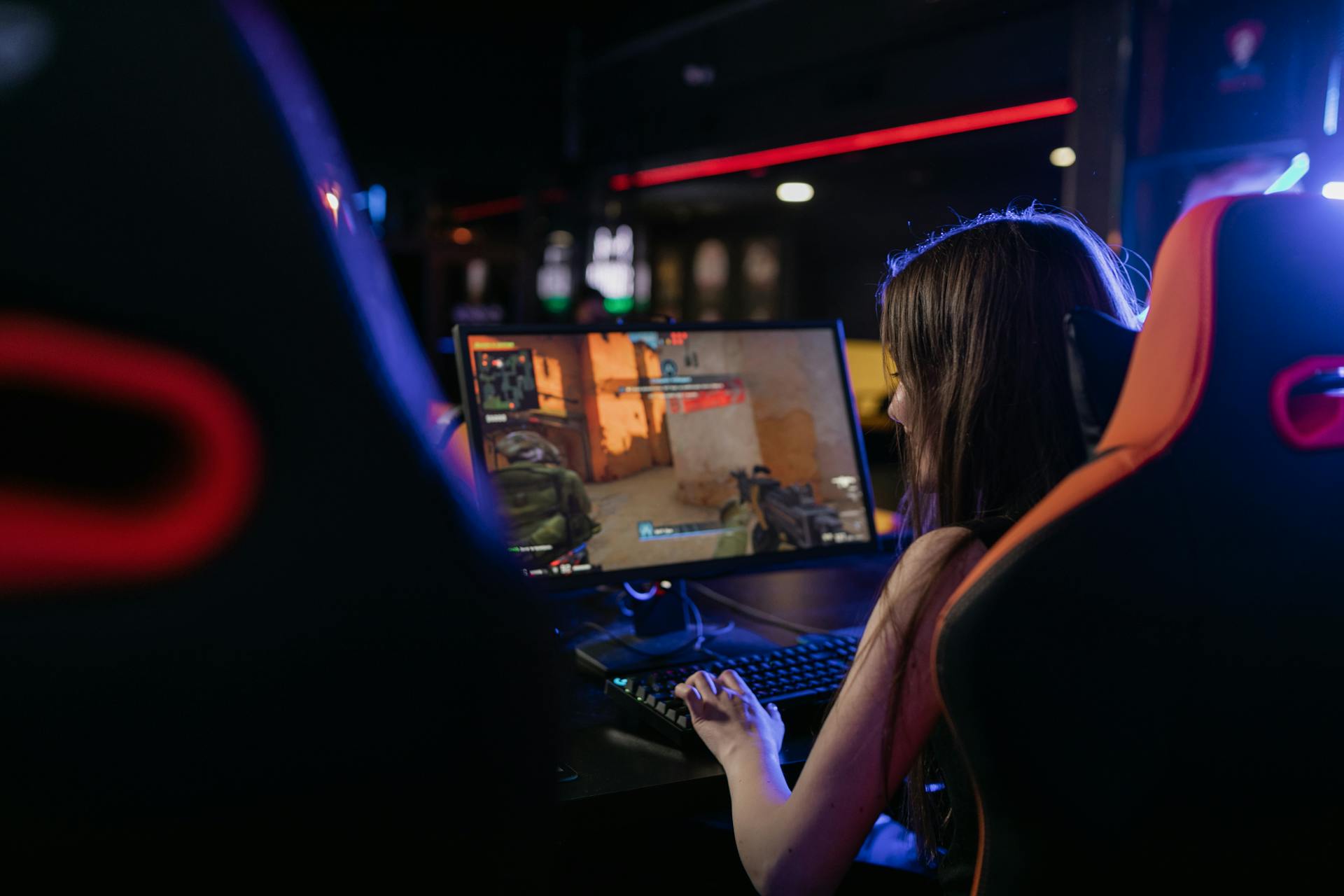 Ein Junge schaut auf seinen Laptop und spielt ein Online-Spiel.