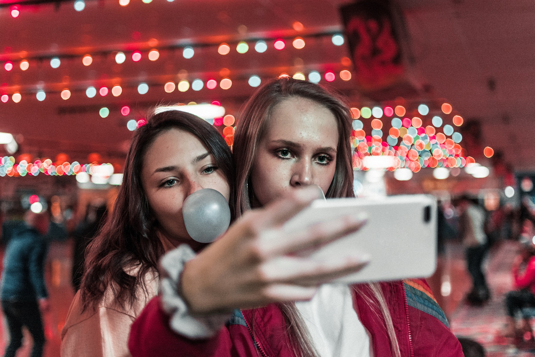 Zwei Mädchen machen ein Selfie