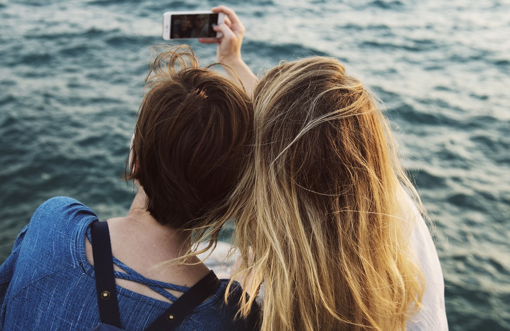 Zwei Maedchen machen ein Selfie