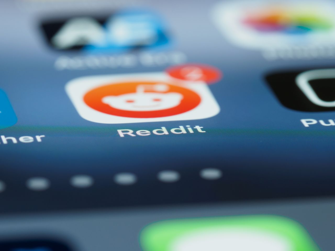 Icon der Reddit-App auf einem Handydisplay.