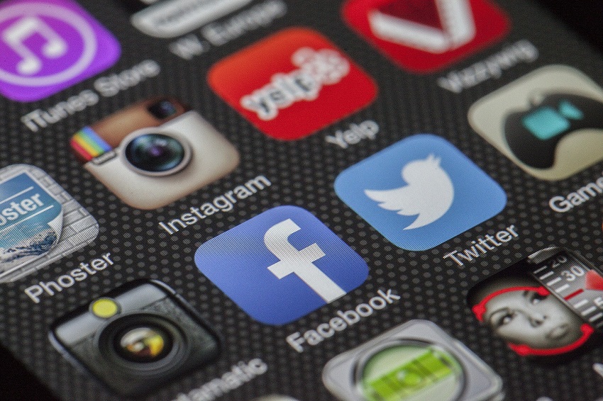 Ein Display mit verschiedenen Apps, darunter Instagram, Facebook und Twitter