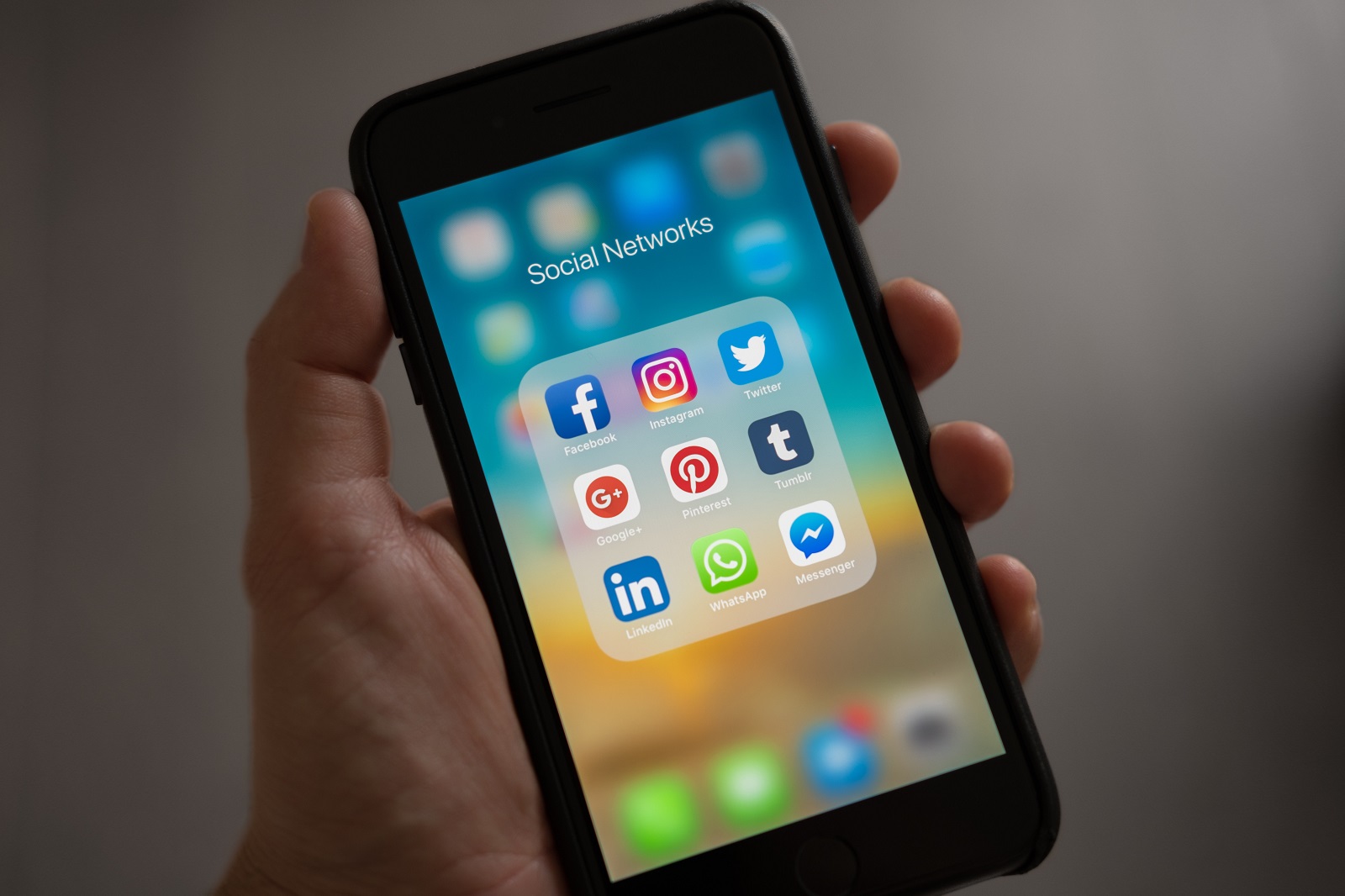 Ein Smartphone mit Icons fuer die verschiedenen Sozialen Netzwerke