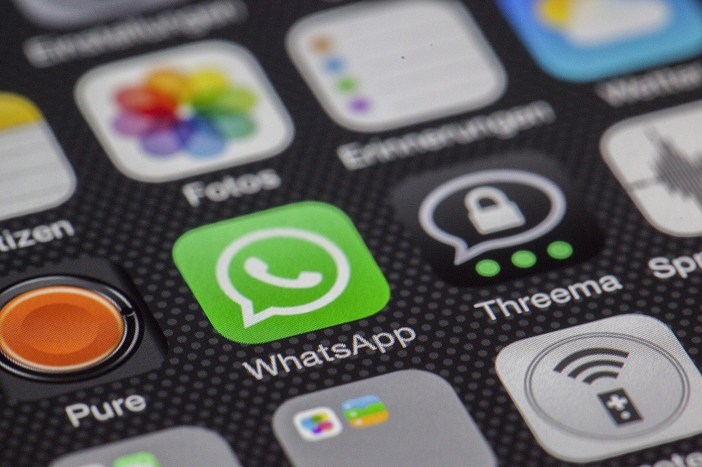 Ein Smartphone mit den Messengern Whatsapp und Threema