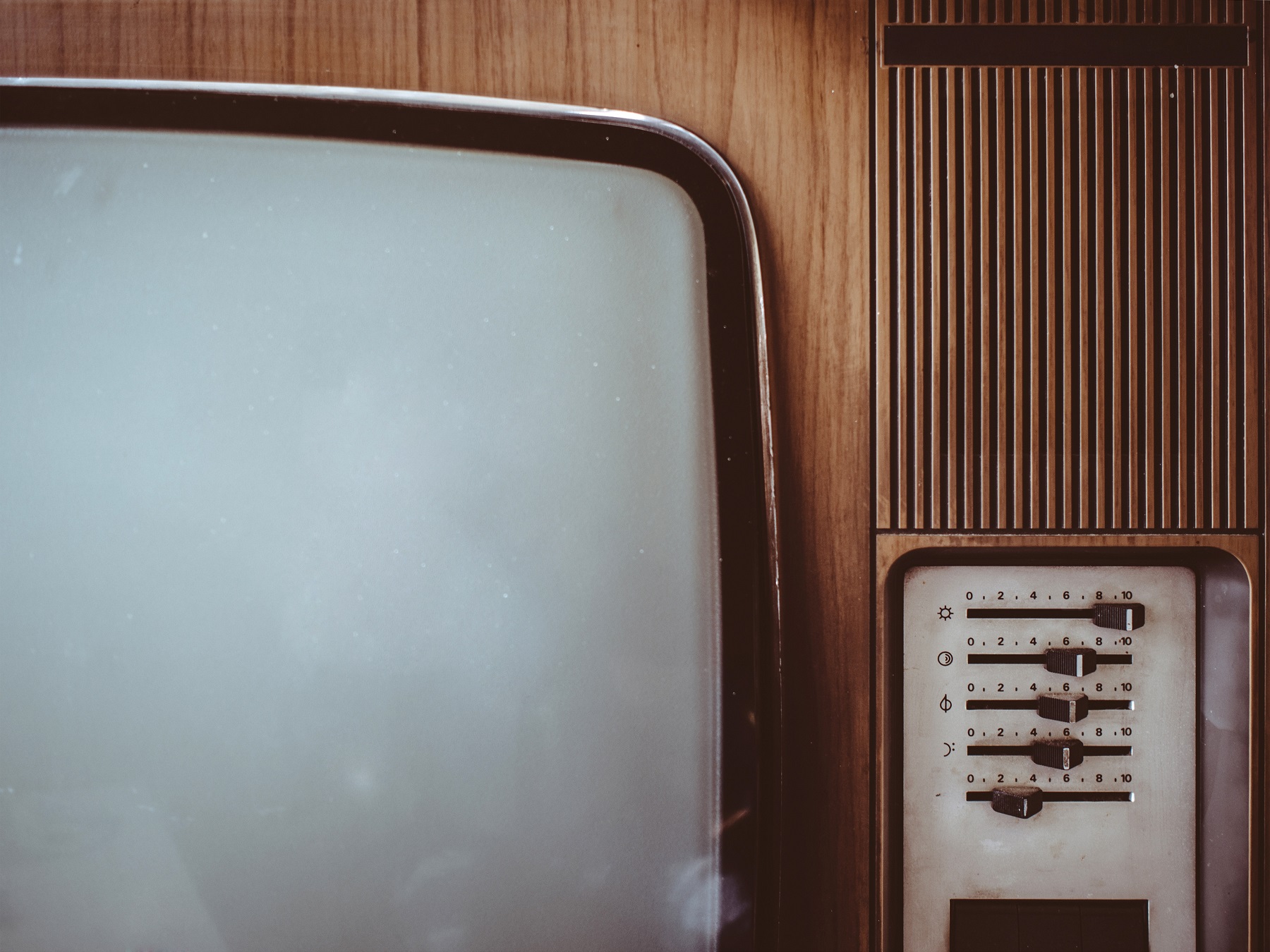 Oberer rechter Teil eines Röhrenfernsehers in Großaufnahme