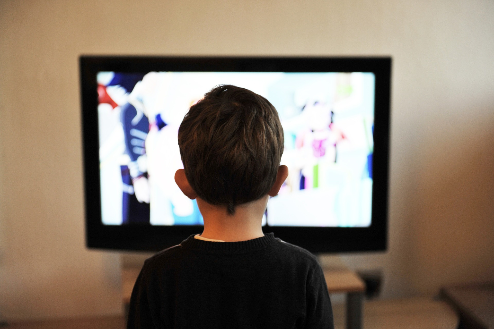Ein Kind schaut Fernsehen