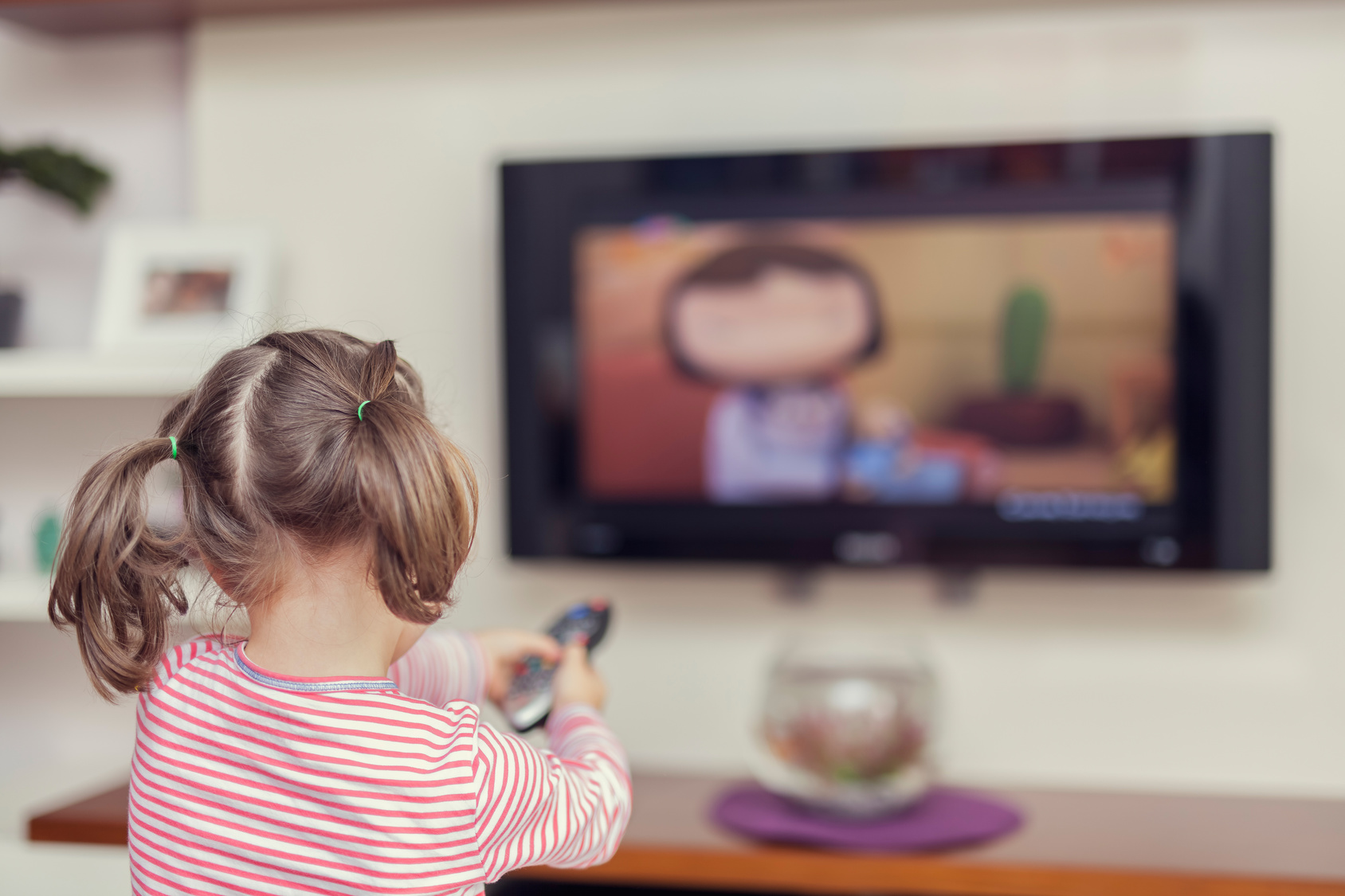 Ein Kind schaut Fernsehen