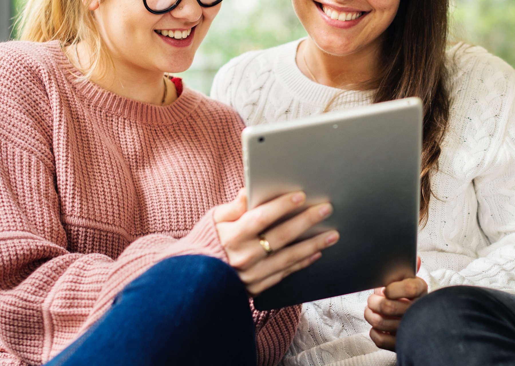 Zwei Frauen mit Tablet