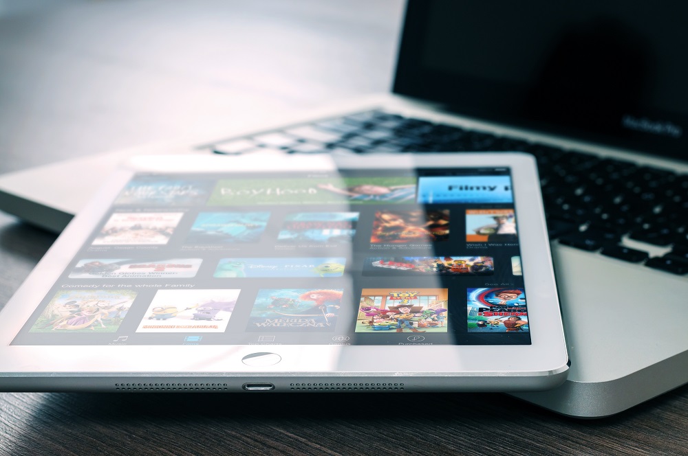 Ein iPad liegt auf einem MacBook