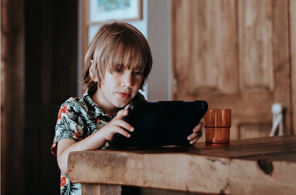 Junge schaut auf Tablet 