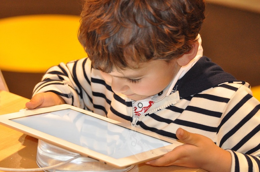 Ein Kind guckt auf ein Tablet